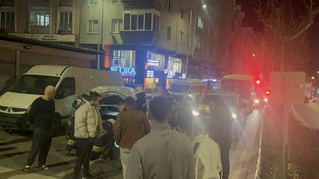 Tekirdağ’da alkollü sürücü işçi servisine çarptı, ardından minibüs şoförüne tehditler savurdu