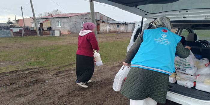 TDV Kars Kadın Kolları ihtiyaç sahiplerinin yanında