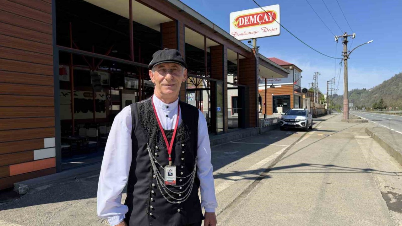 Tesise gelen tur otobüsleri ve minibüsleri adeta uçak yönlendirme görevlisi gibi karşılıyor