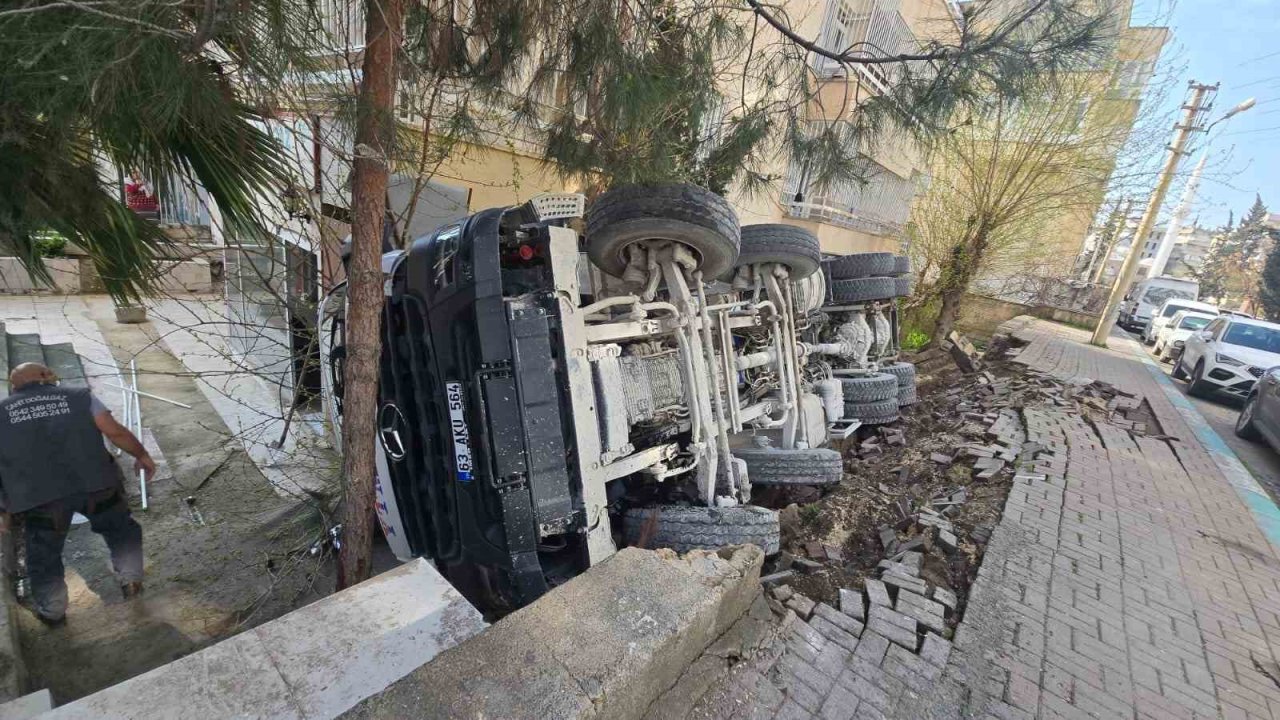 Devrilen mikserde sıkışan sürücü kurtarıldı