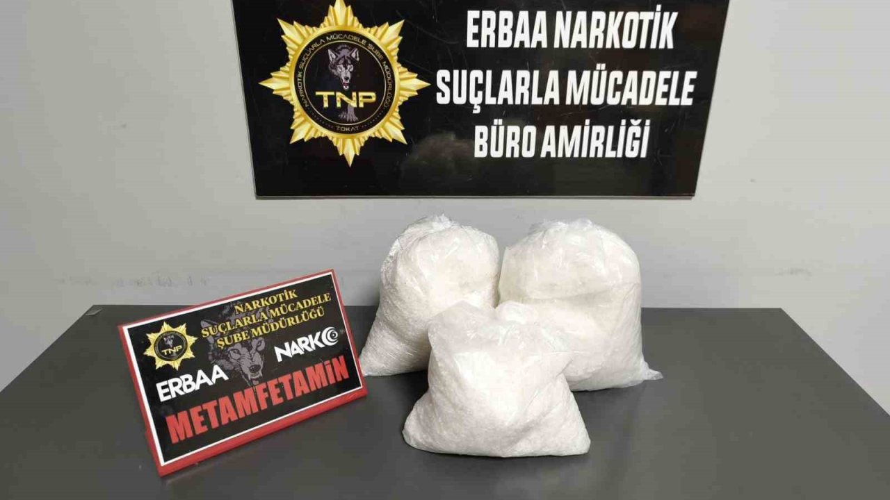 Tır dorsesindeki hasarlı araçta  2.7 kilo uyuşturucu ele geçirildi