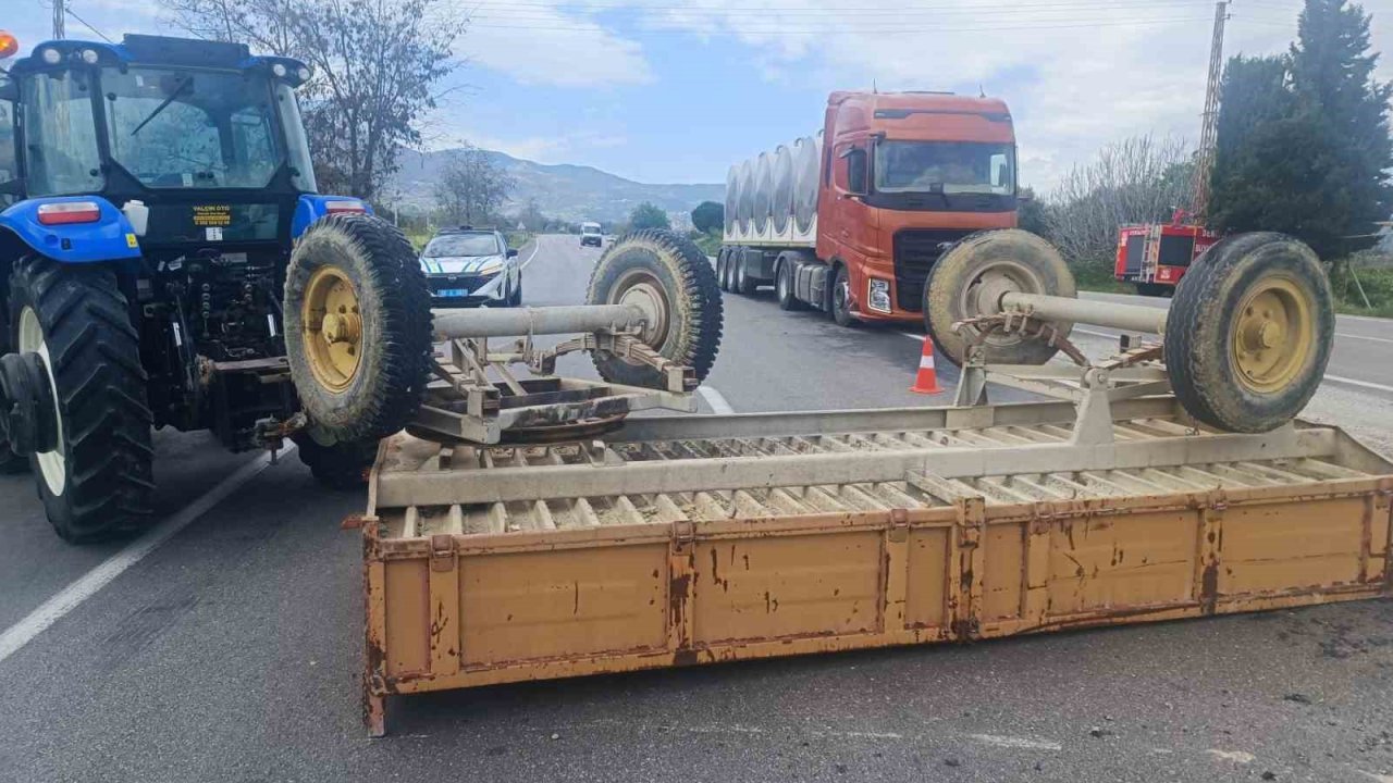 Denizli’de traktör ile hafif ticari araç çarpıştı