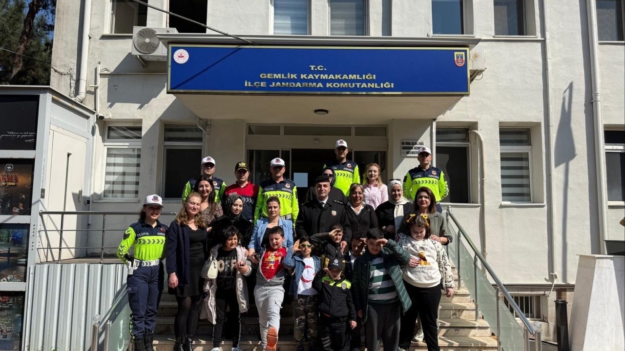 Otizm farkındalığı için jandarmayı ziyaret ettiler