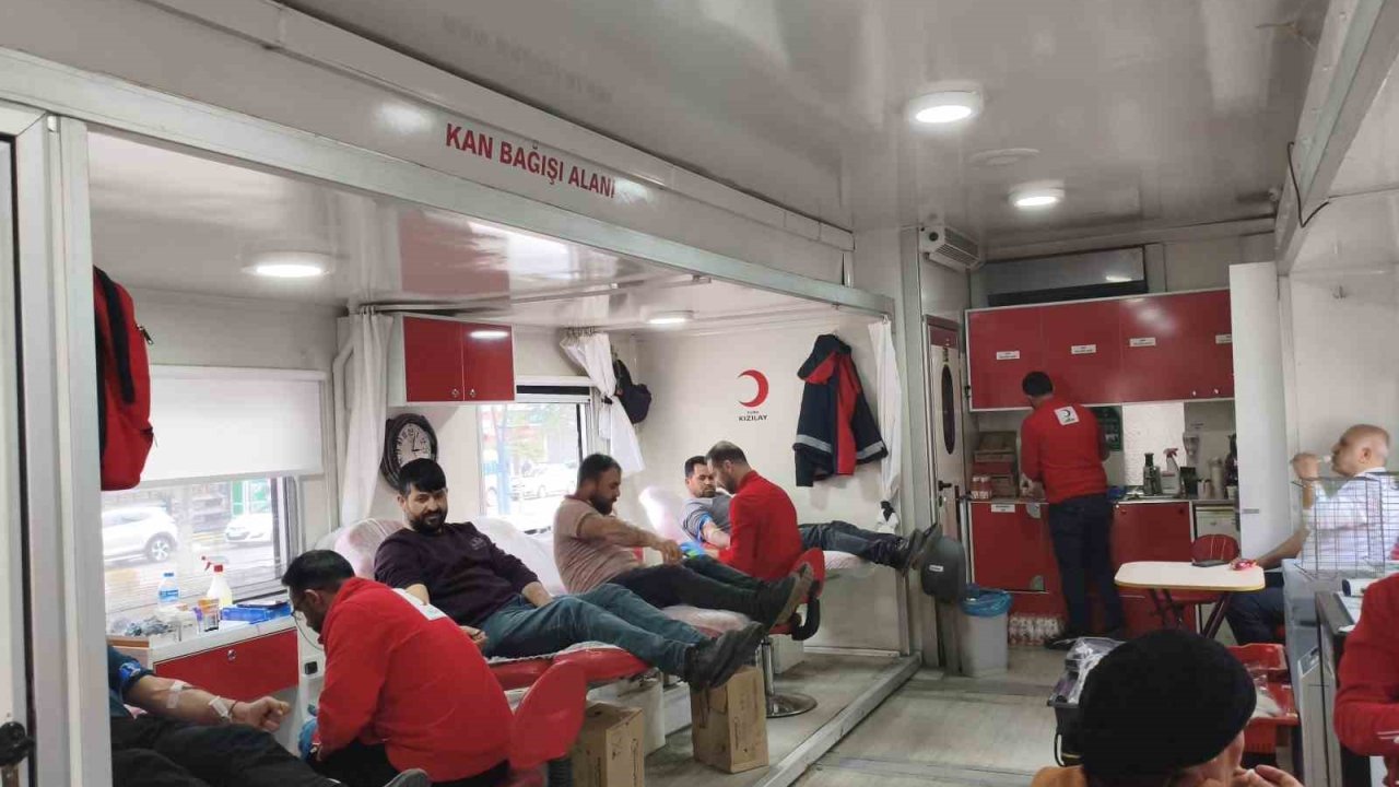 Kızılay’ın Ahlat’taki kan bağışına vatandaşlardan yoğun ilgi