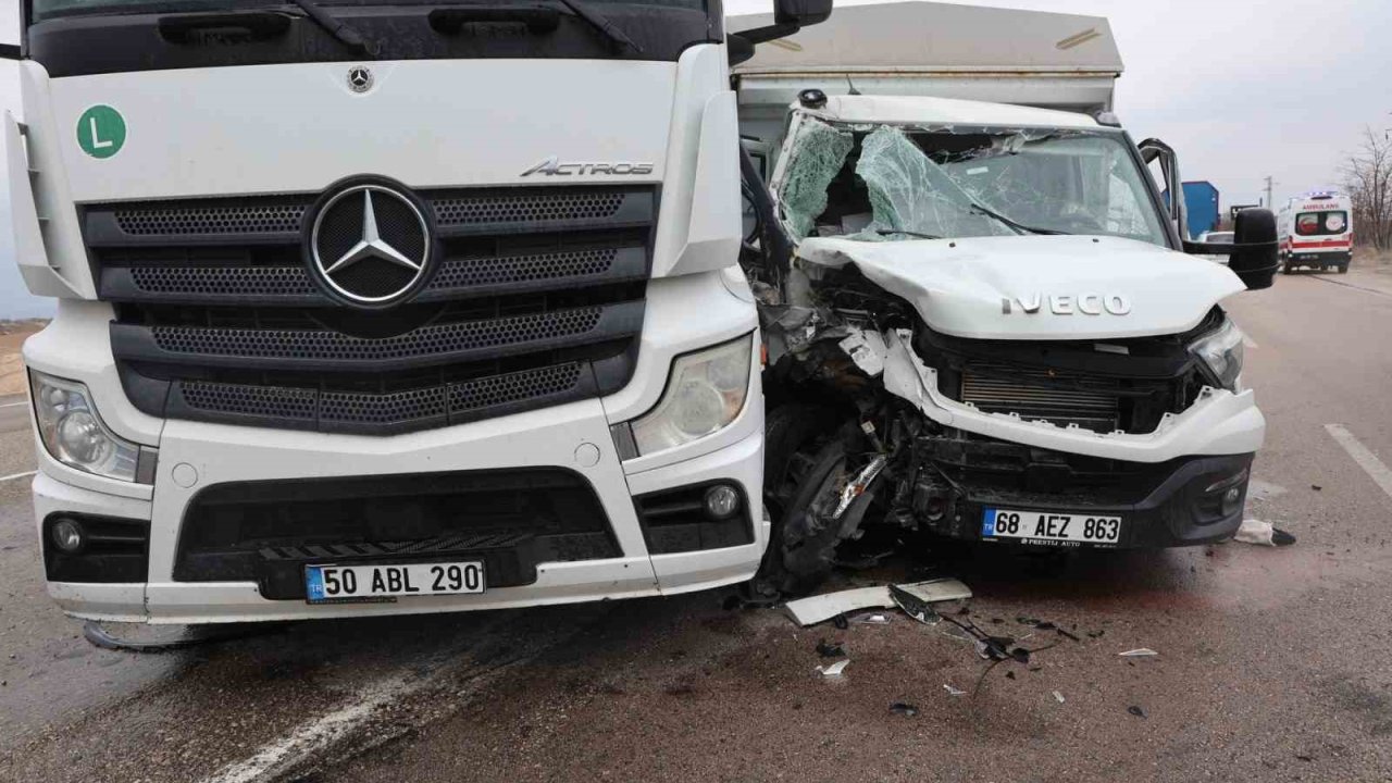 Tır ile kamyonet çarpıştı: 2 yaralı