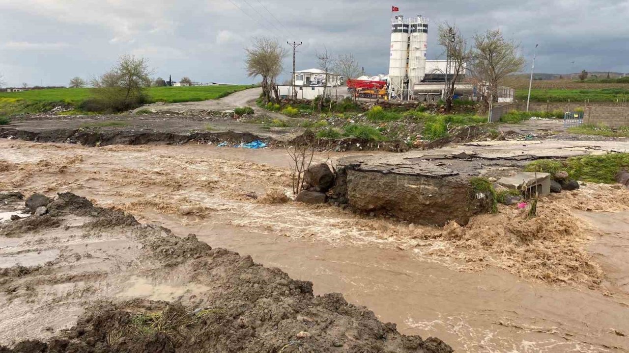 Osmaniye’de yağış felaketi: Yollar kapandı, ulaşım aksadı