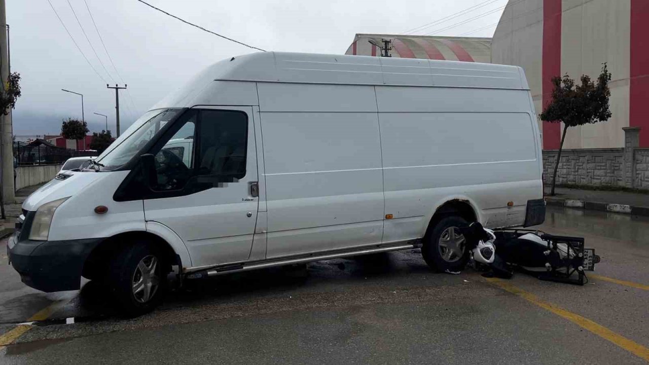 Bolu’da minibüs ile motosiklet çarpıştı: 1 yaralı