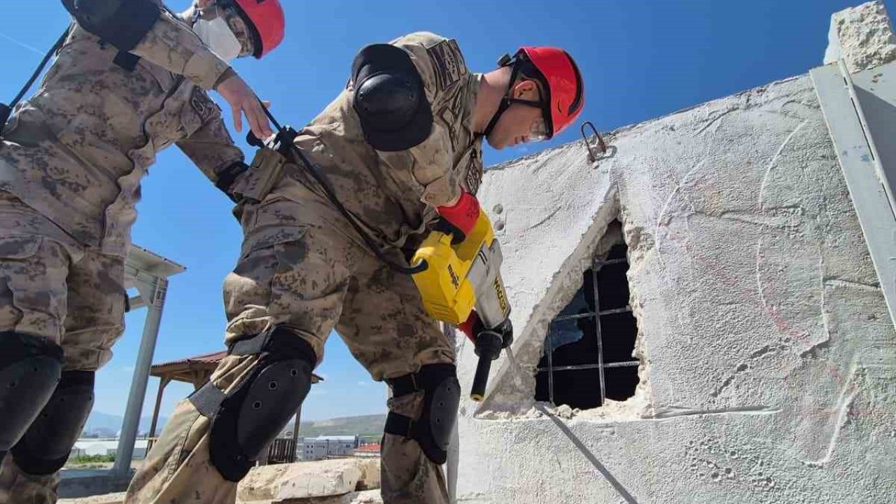 AFAD’dan jandarma komandolara arama ve kurtarma eğitimi