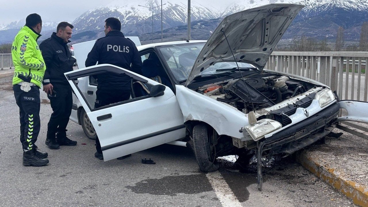 Erzincan’da trafik kazası: 2 yaralı
