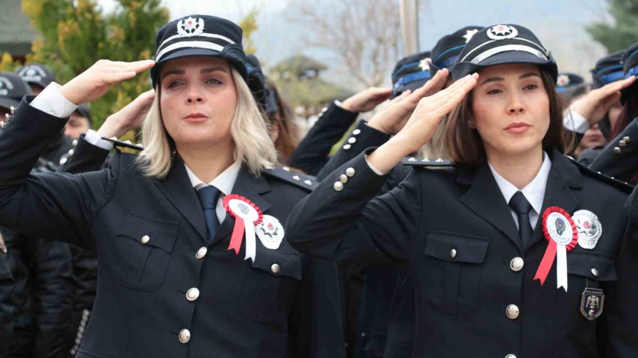 Şırnak’ta Polis Haftası etkinlikleri kapsamında şehitler anıtına karanfil bırakıldı