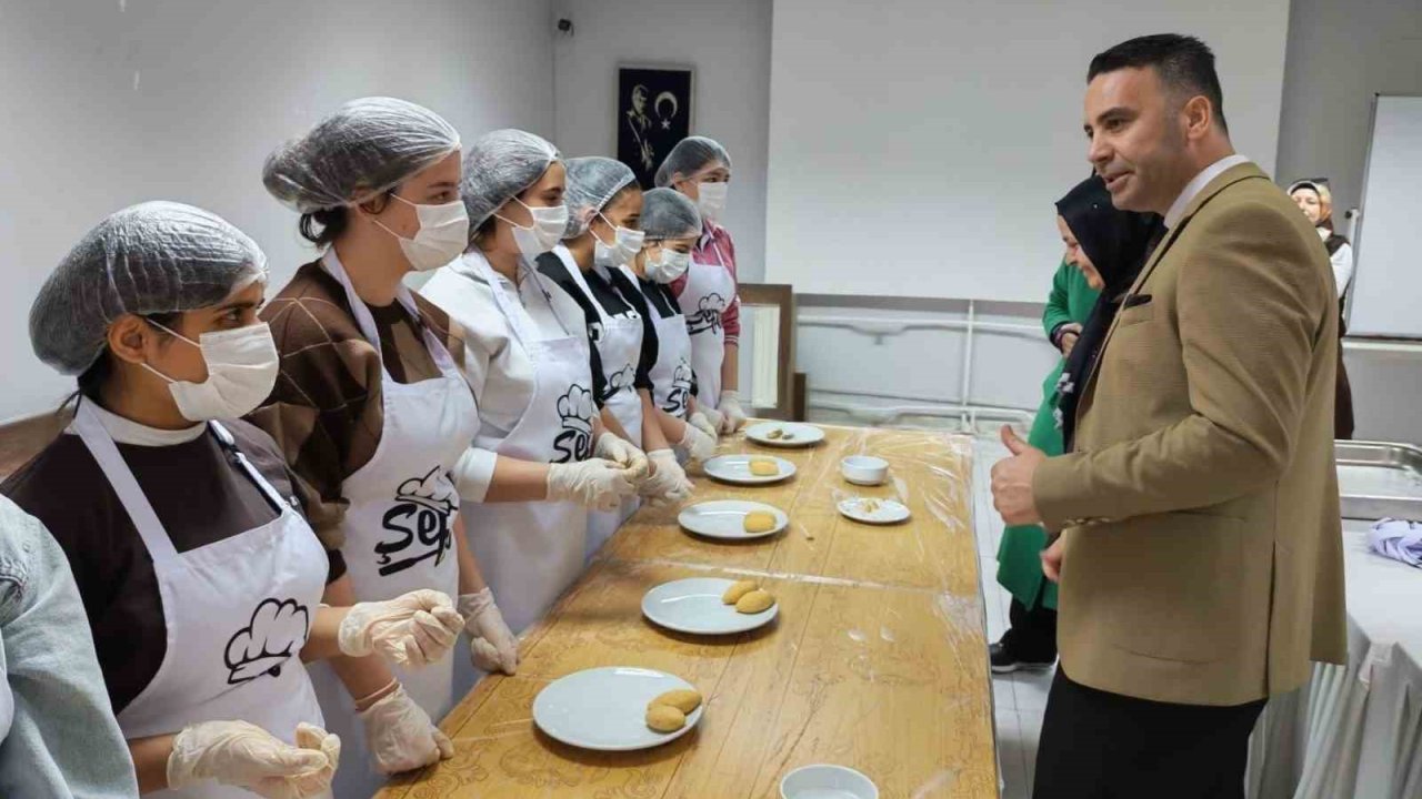 Gaziantep’te öğrenciler içli köfte yaptı