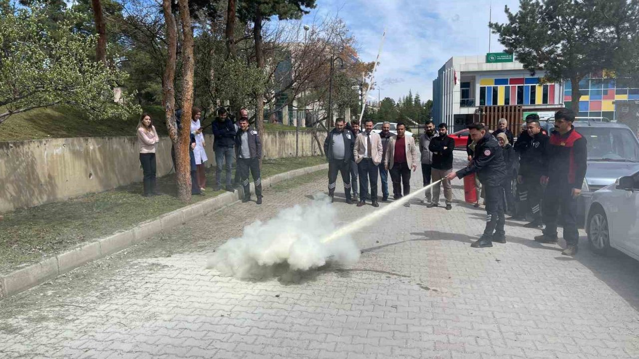 İtfaiye ekiplerinden hastane personeline yangın eğitimi