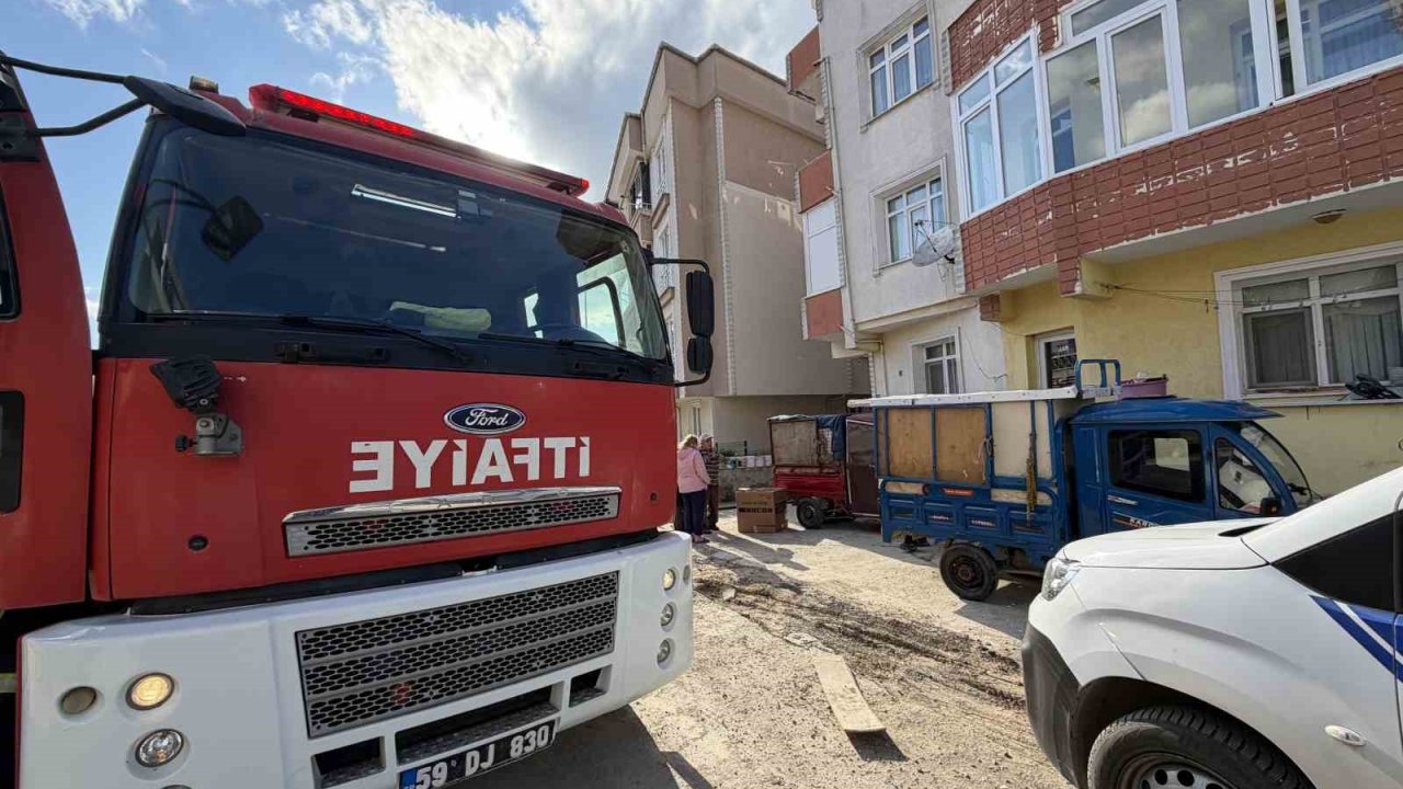Dairedeki kartonlardan çıkan yangın söndürüldü