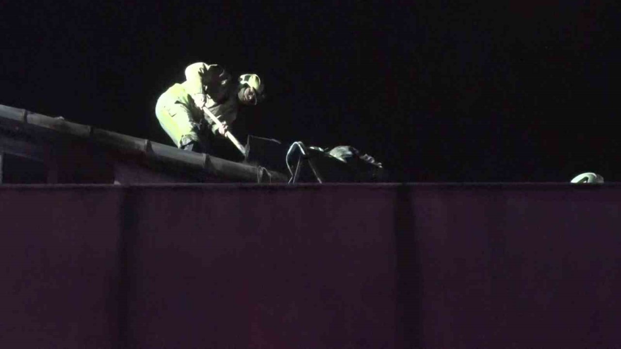 Küçükçekmece’de otel yangınında mahsur kalan iki kişi kurtarıldı