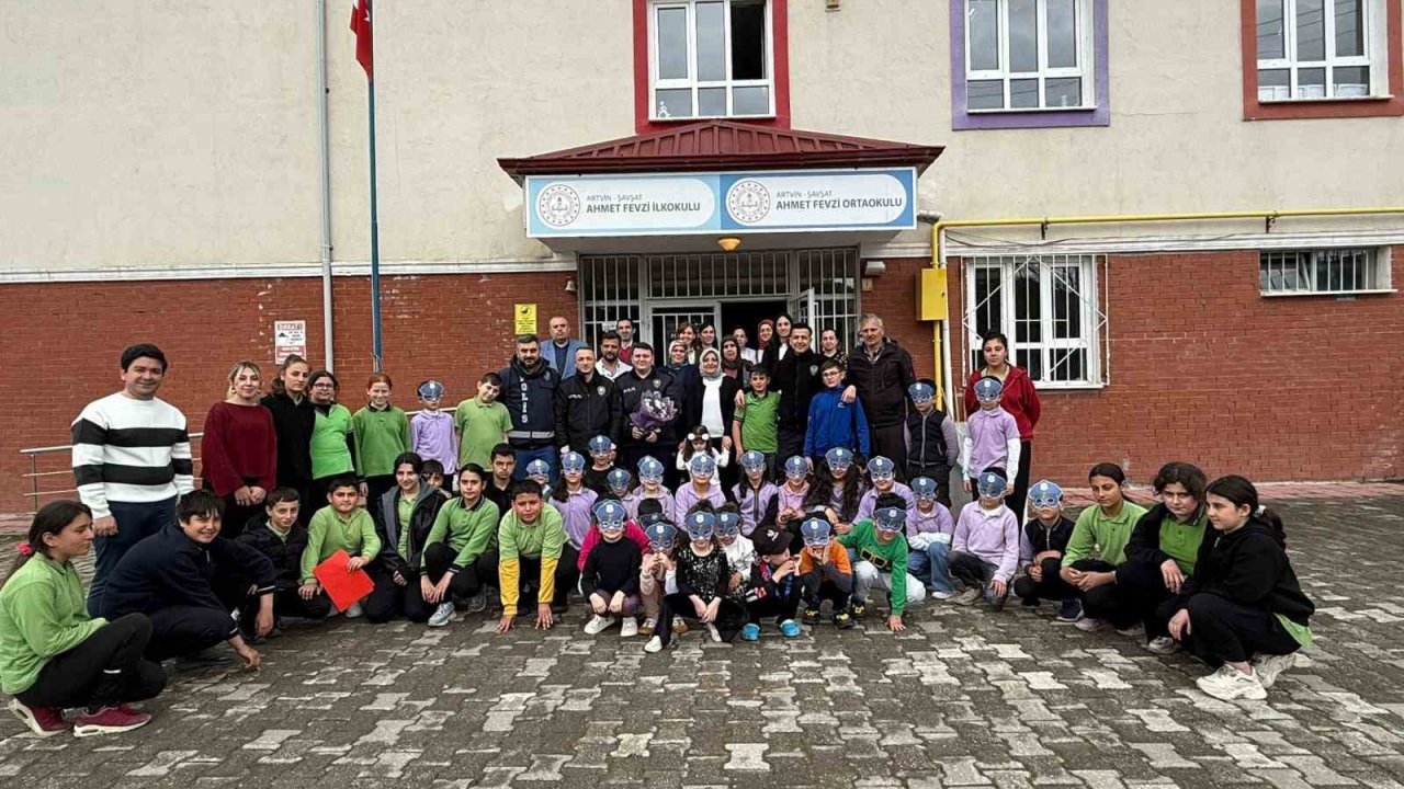 İhbar üzerine okula giden polisler sürpriz kutlamayla karşılandı