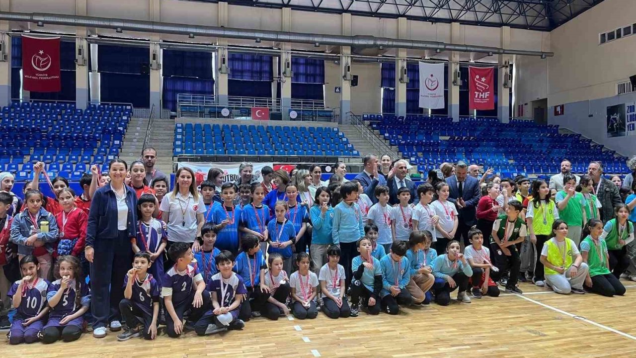 Efeler’de minikler sporla buluştu