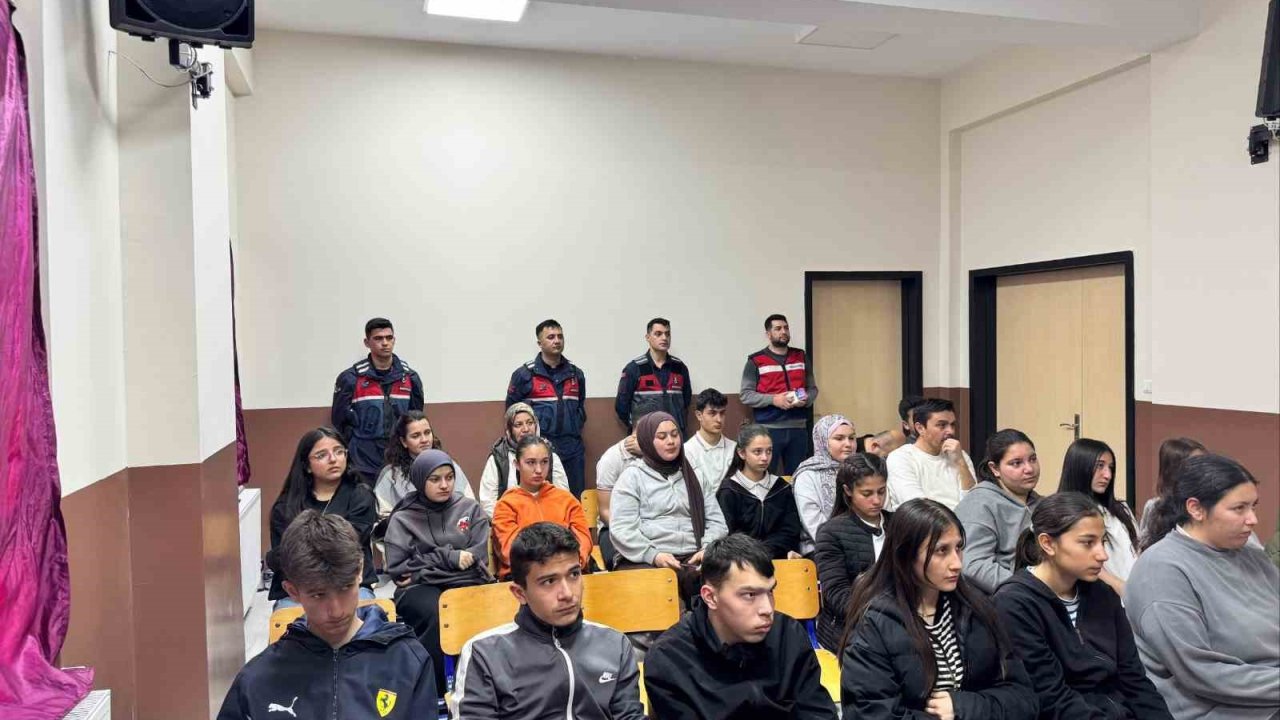 Jandarmadan öğretmen ve öğrencilere güvenli internet eğitimi