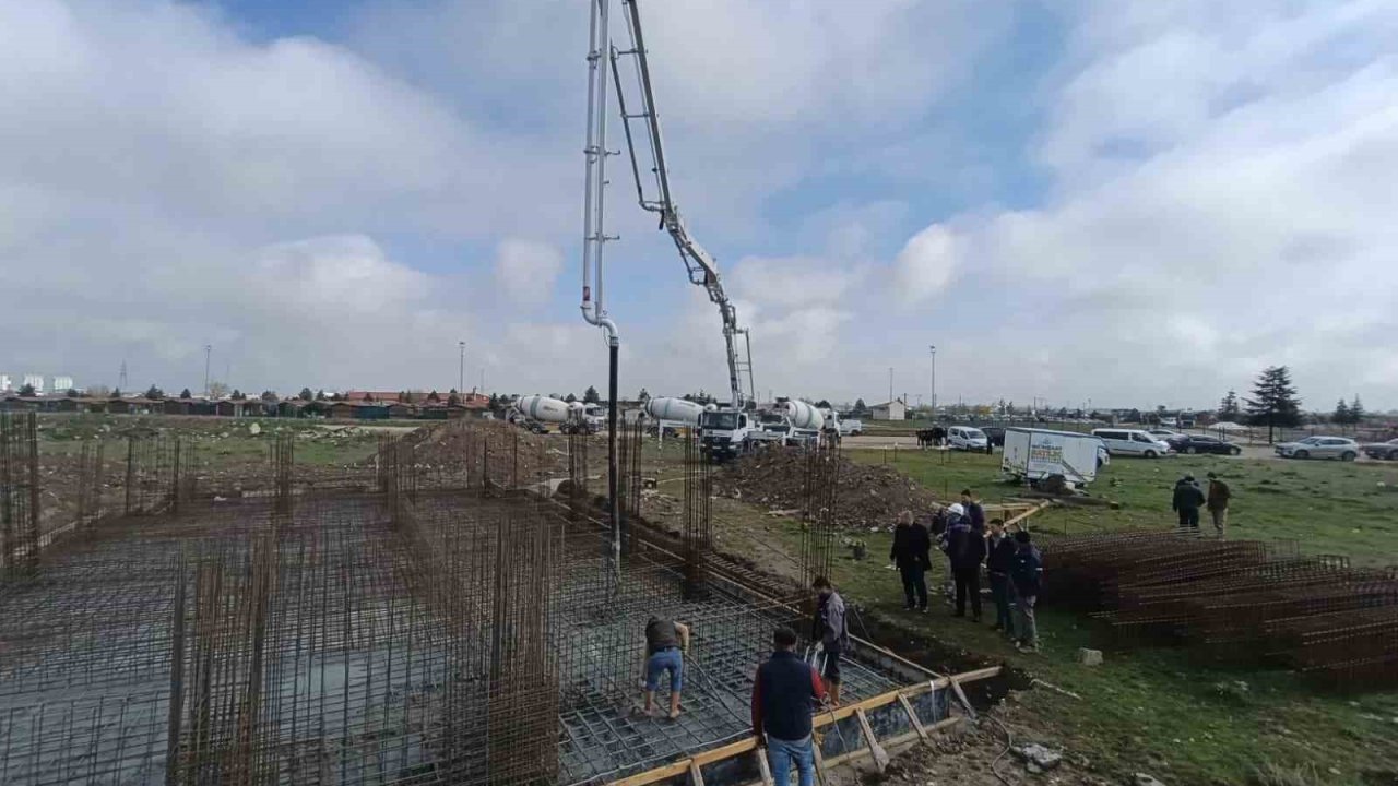 Cami temeli protokol üyelerinin katılımıyla atıldı