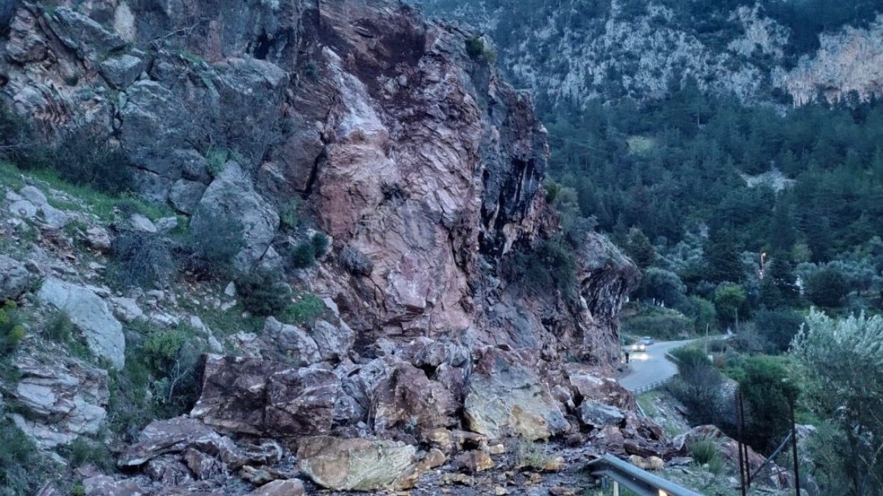 Fethiye’de kaya düşmesi sonucu Faralya yolu ulaşıma kapandı