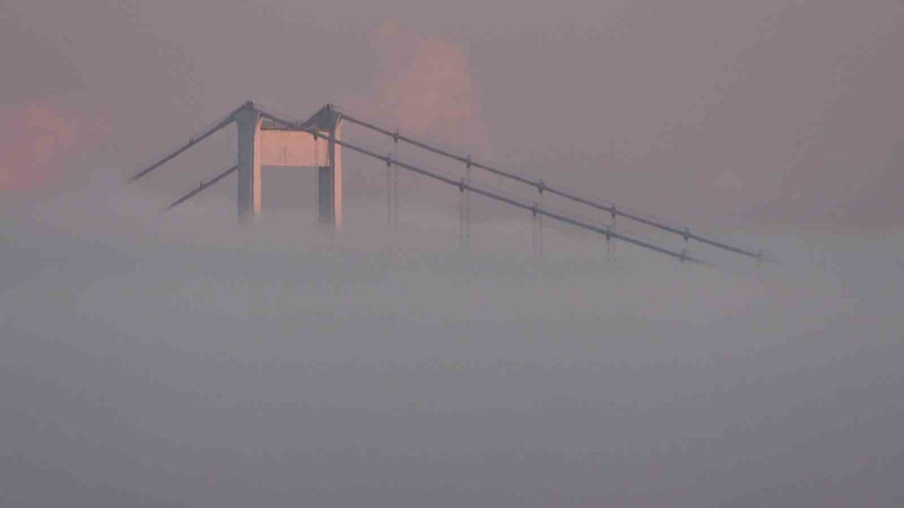 İstanbul Boğazı’nda yoğun sis: Fatih Sultan Mehmet Köprüsü gözden kayboldu