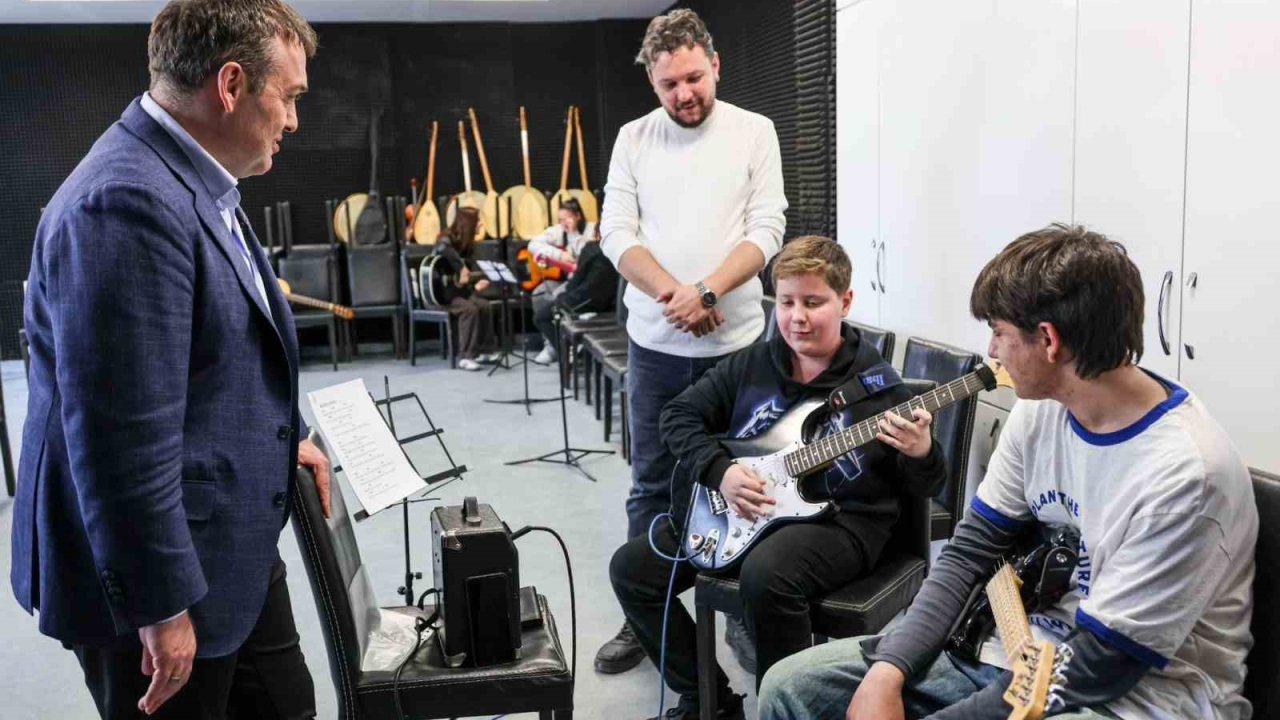 Vali Sözer Gençlik Merkezi’ndeki faaliyetleri yerinde inceledi