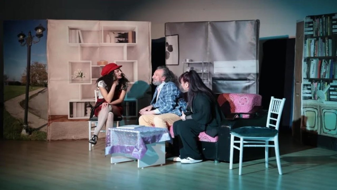 İncirliova’daki tiyatro oyununa vatandaşlardan yoğun ilgi