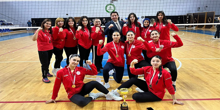 Kars yurtları voleybol takımı namağlup şampiyon oldu