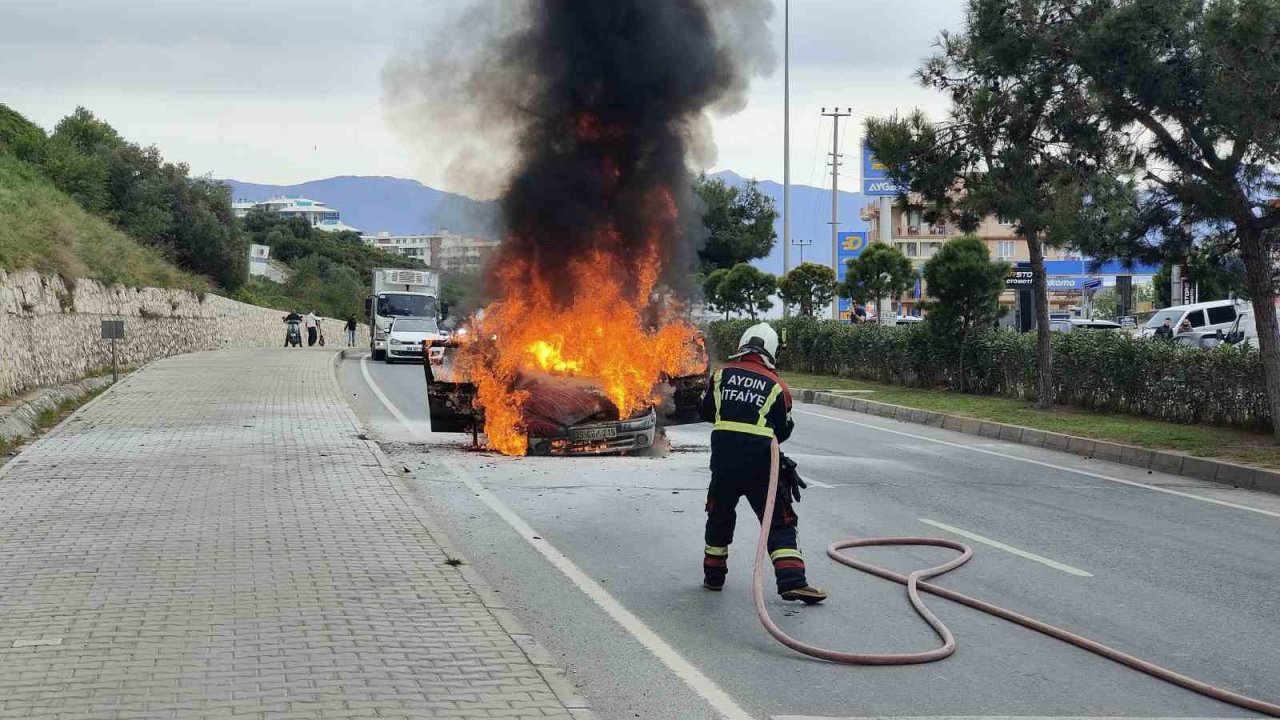 Aynı noktada 2 araç alevlere teslim oldu