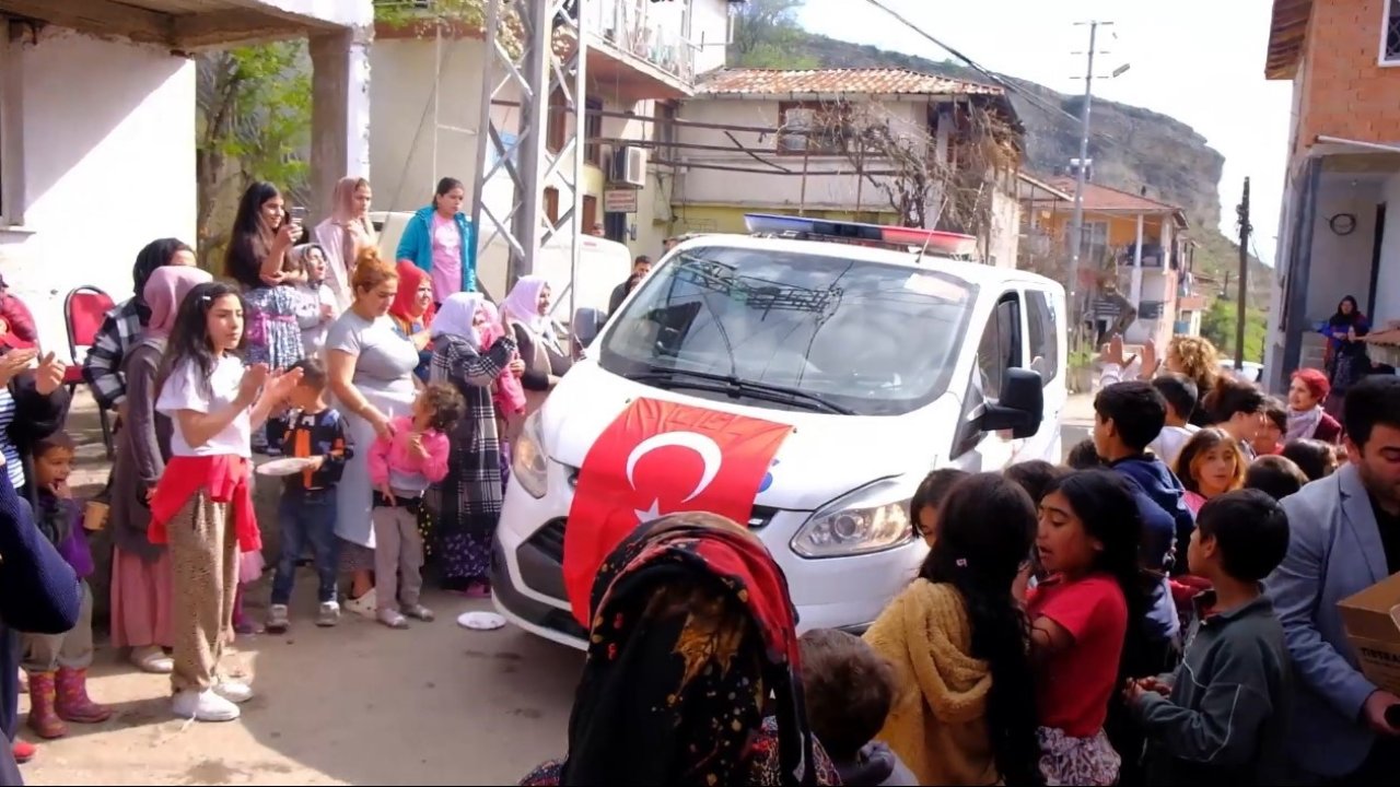 Polis ekipleri ihbarla gittikleri mahallede kutlamayla karşılandı