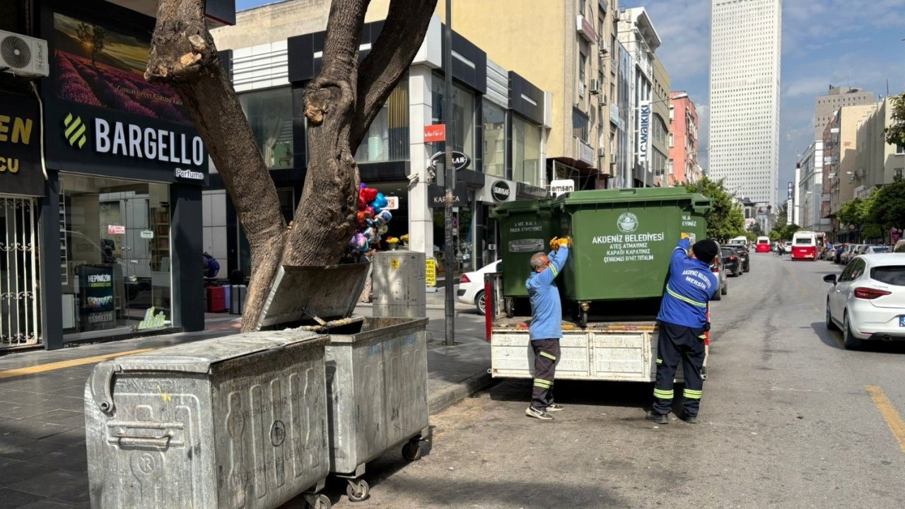 Mersin kent merkezinde çöp konteynerleri yenileniyor