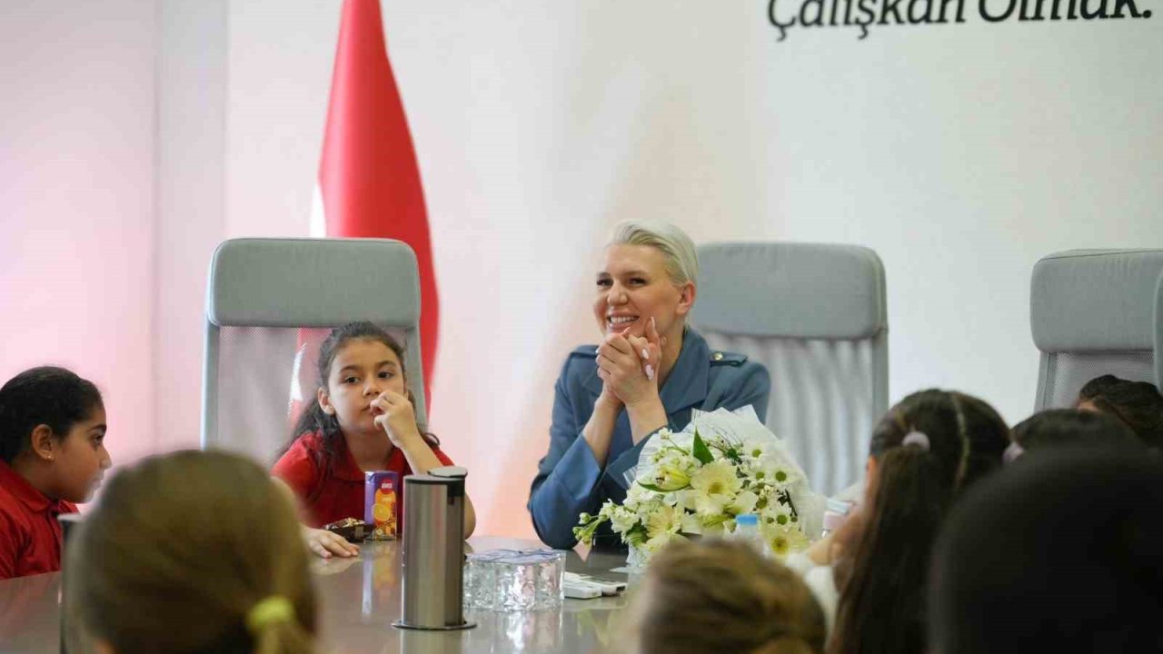 Başkan Subaşı’nı ziyaret eden minikler, belediyenin yürüttüğü çalışmalar hakkında bilgi aldı