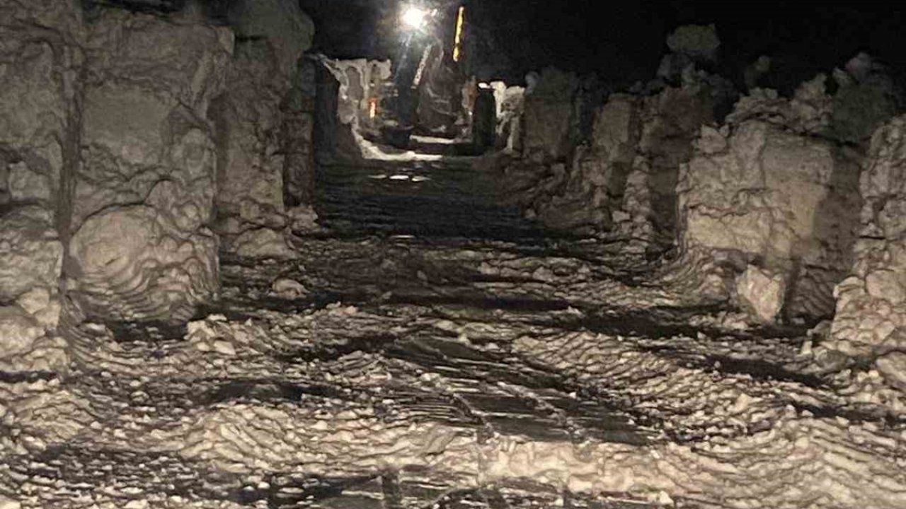 Bitlis’te karda mahsur kalan 112 ekibi kurtarıldı