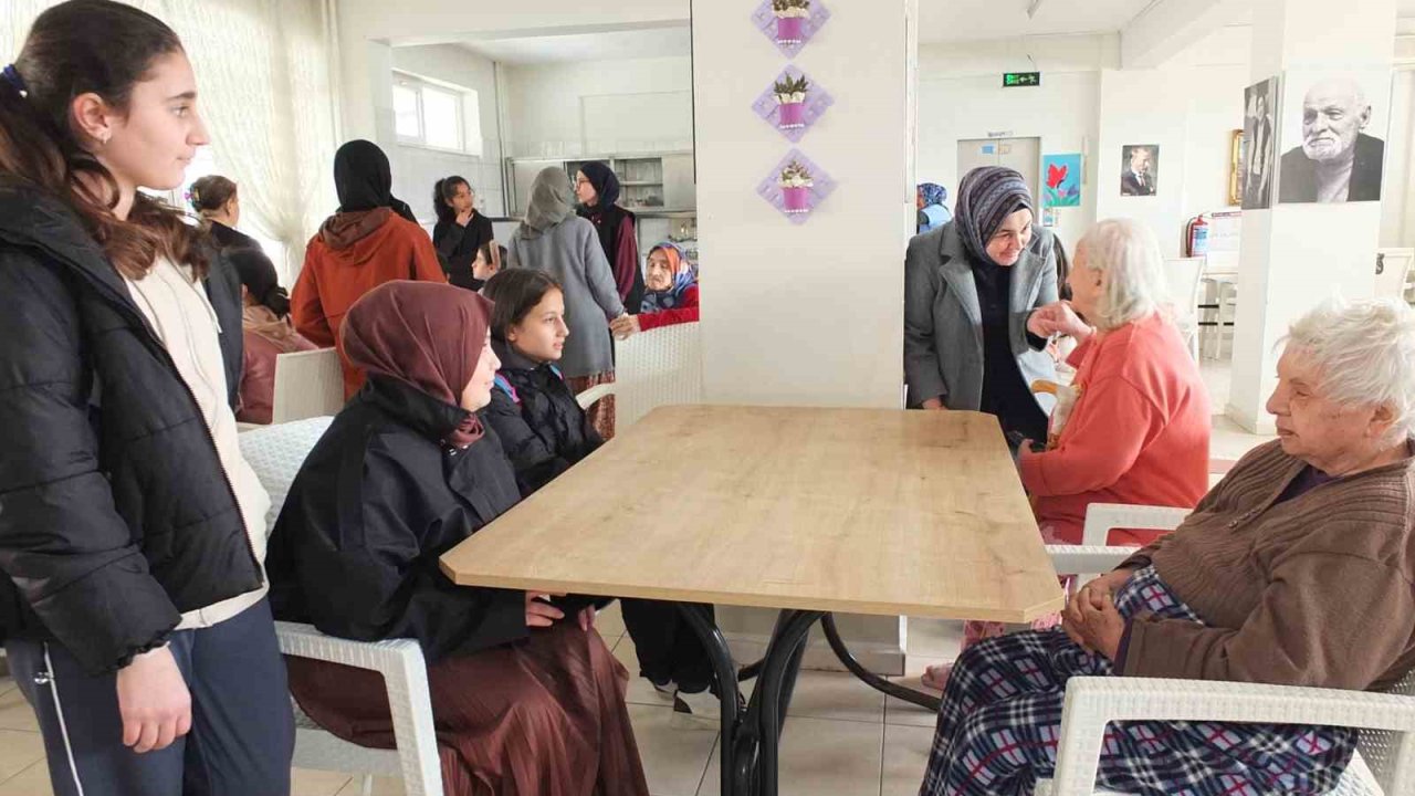 Balıkesirli öğrenciler yaşlıları sevindirdi