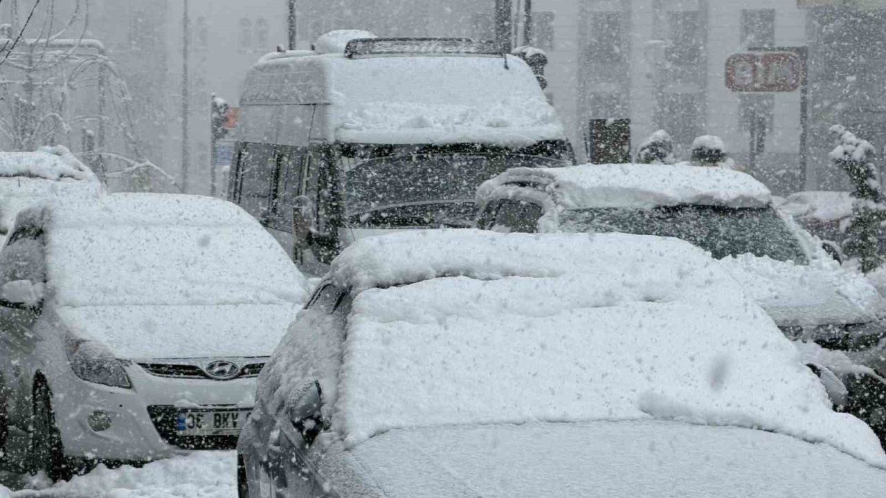 Hakkari’de 60 yerleşim yerinin yolu kapandı