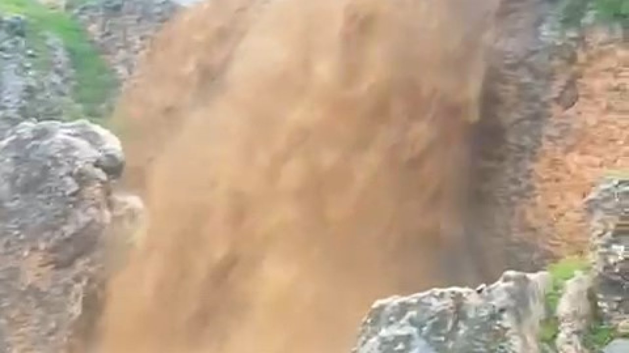 Sağanak yağış şelalelerin debisini yükseltti