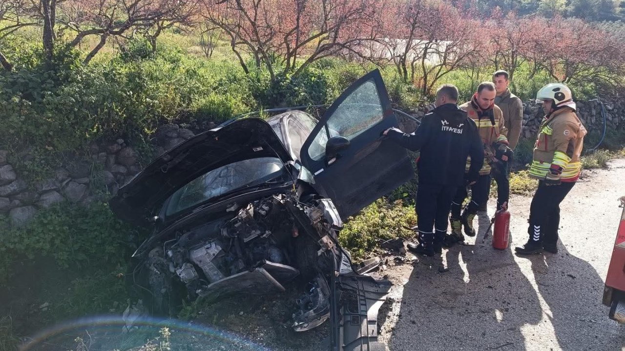 Yayladağı’nda bahçe duvarına çarpan otomobil hurdaya döndü
