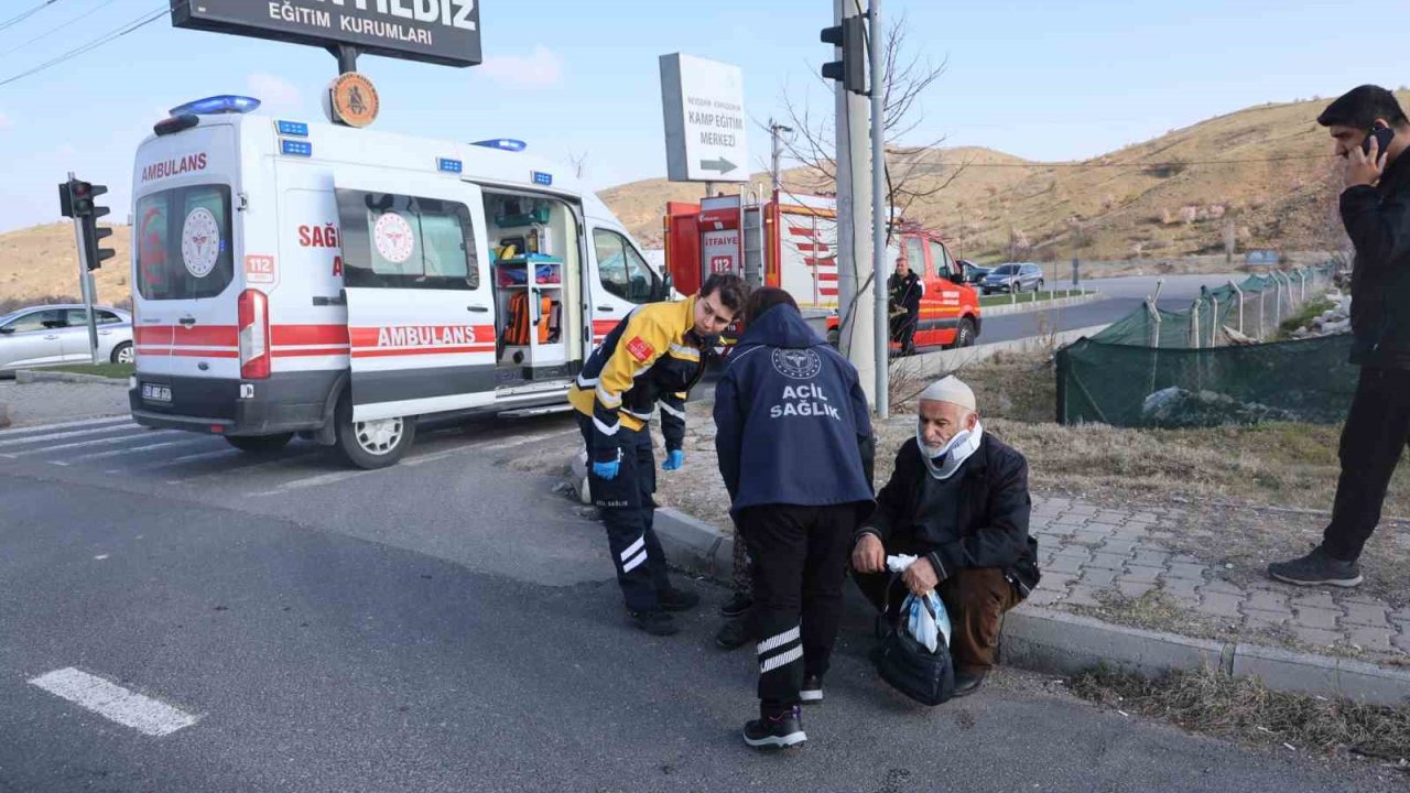 Kırmızı ışıkta bekleyen otomobile çarptı: 2 yaralı