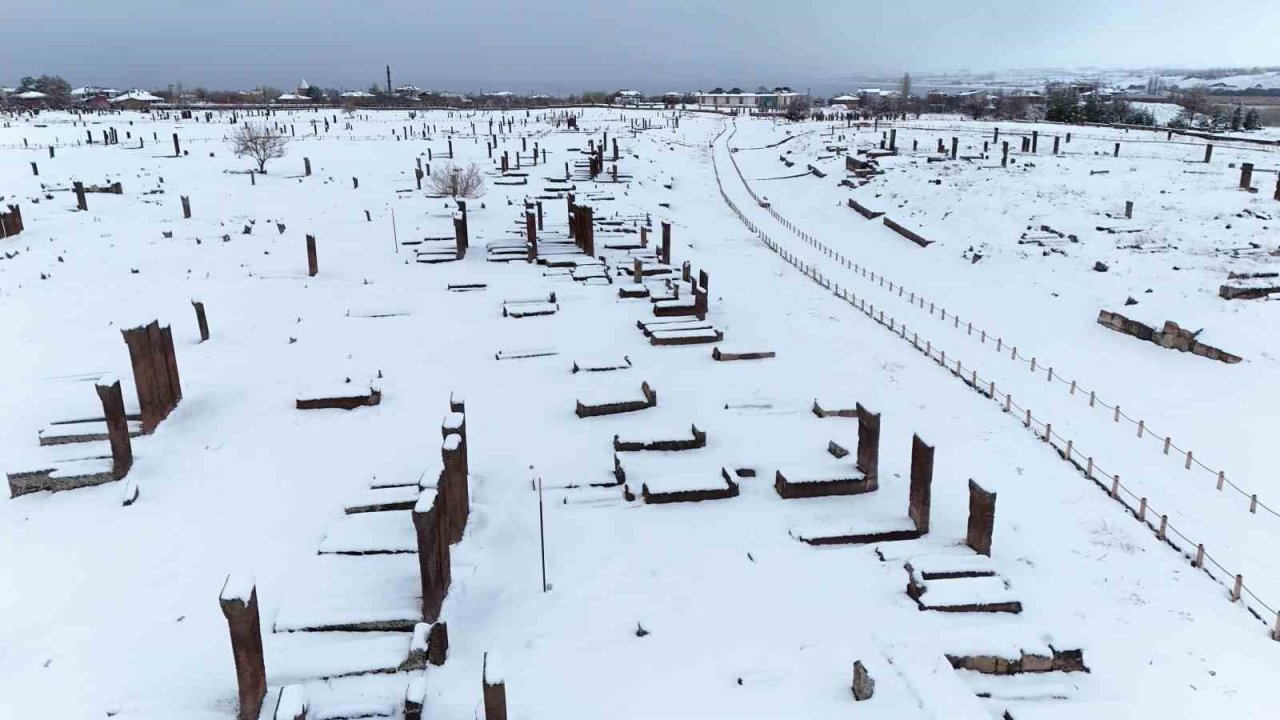 Ahlat’ın tarihi mekanlarında kar güzelliği
