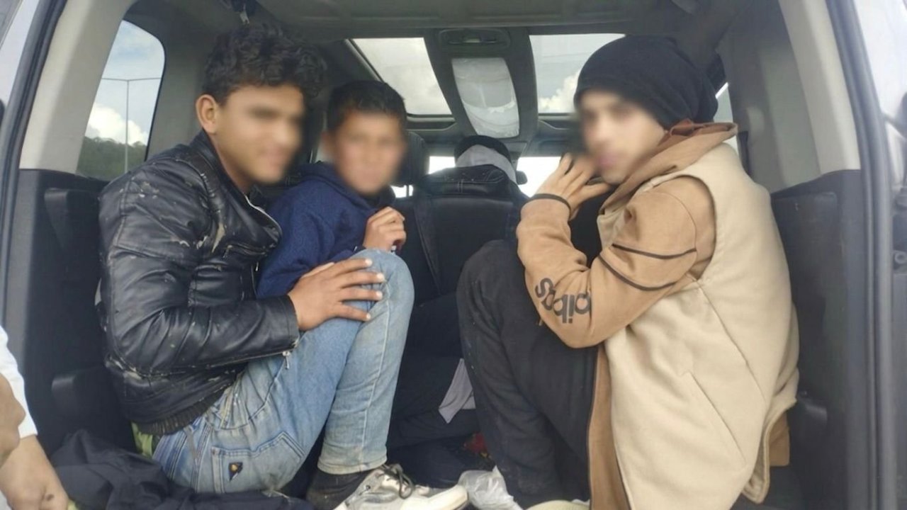 Jandarmanın durdurduğu araçtan 7 düzensiz göçmen çıktı: 2 tutuklama