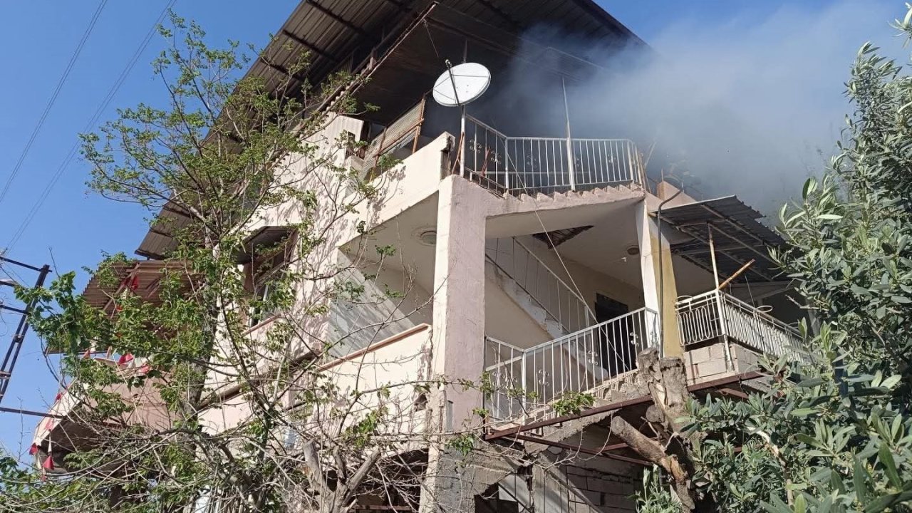 Kırıkhan’da evin terası alevlere teslim oldu