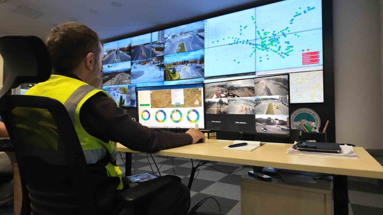 Büyükşehirden trafiğin kalbi ‘Kartal’da akıllı sistemlerle 7/24 kesintisiz yönetim