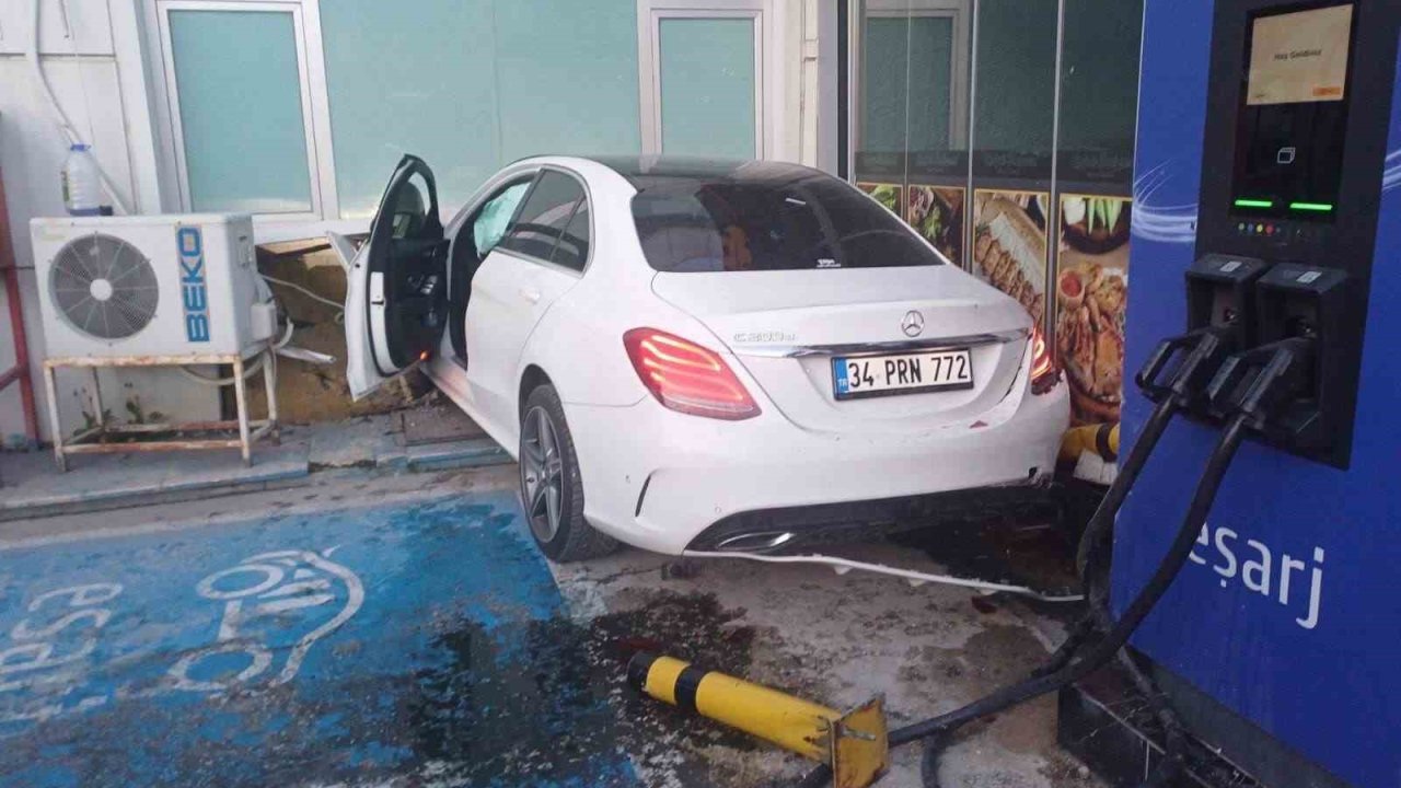 Kontrolden çıkan otomobil petrol ofisine daldı: 1 yaralı