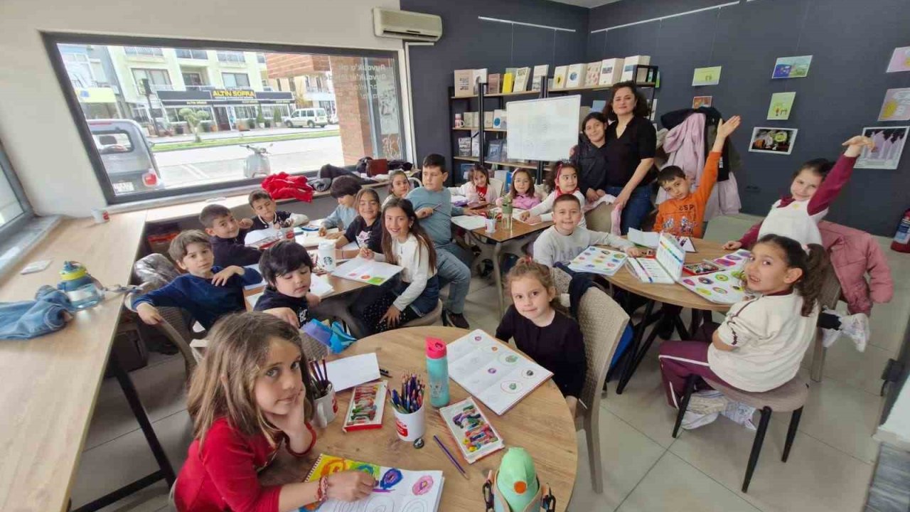Ayvalık Belediyesi’nin resim atölyelerine yoğun ilgi