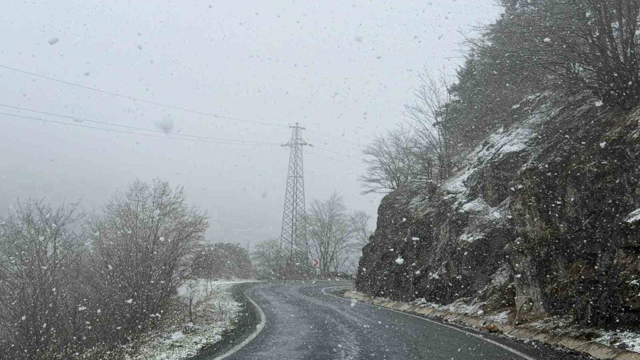 Zigana Dağı’nın yüksek kesimlerinde Nisan ayının ortasında lapa lapa kar süprizi