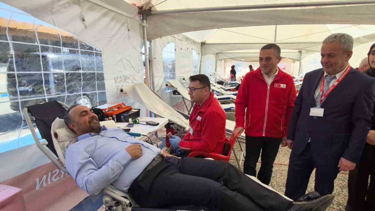 Üniversite öğrencilerinden kan bağış kampanyasına yoğun ilgi