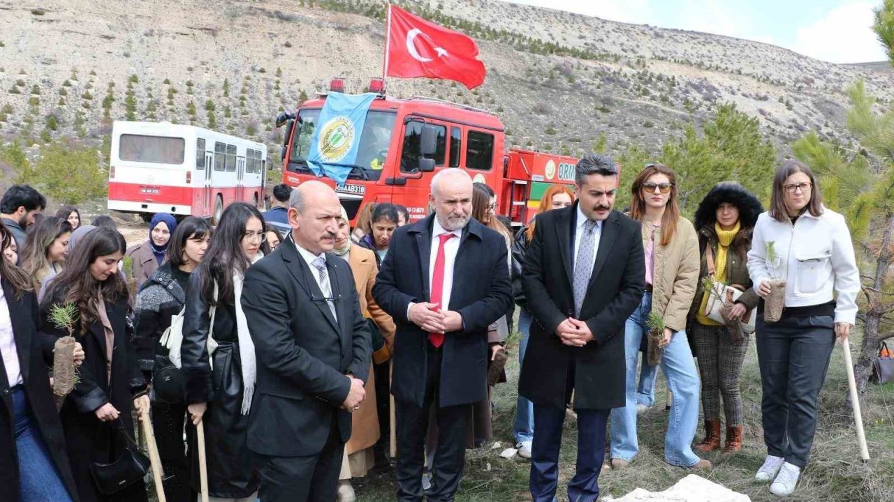 Öğretmen adayları fidanları toprakla buluşturdu