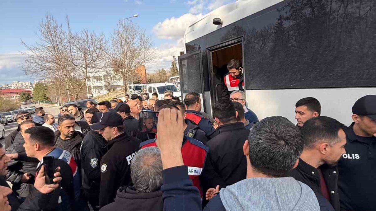 Siirt’te annesinin cenaze törenine katılan Fadıl Akgündüz ile ekipler arasında tartışma