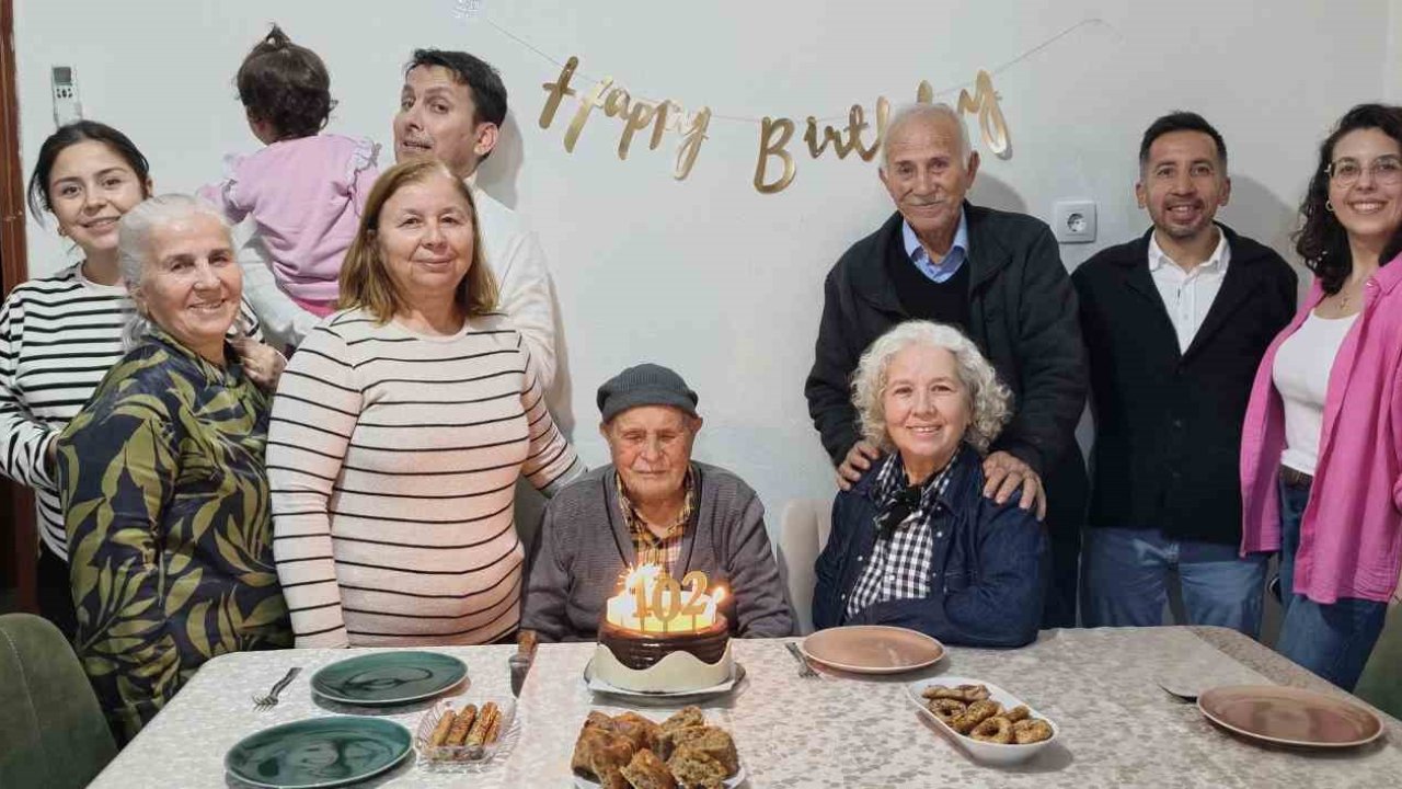 Mustafa dede, 102’nci yaş gününü çocukları ve torunlarıyla kutladı