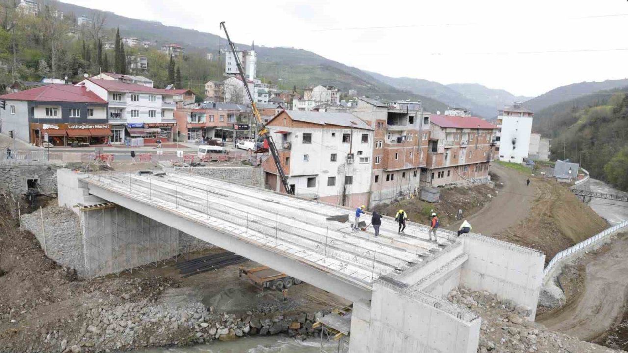 Dörtyol-Akpınar-Erikli ulaşım bağlantısını güçlendiren köprüde sona gelindi