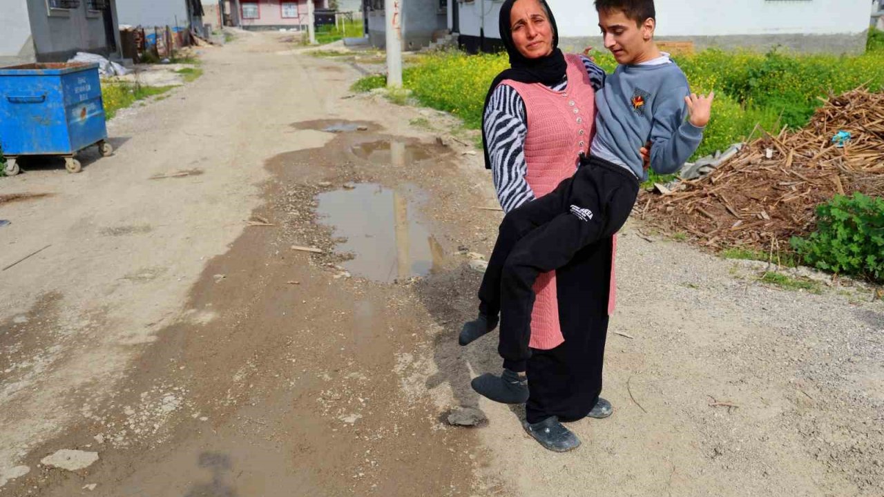 Belediye yolu yapmadı, engelli evladıyla perişan oldu